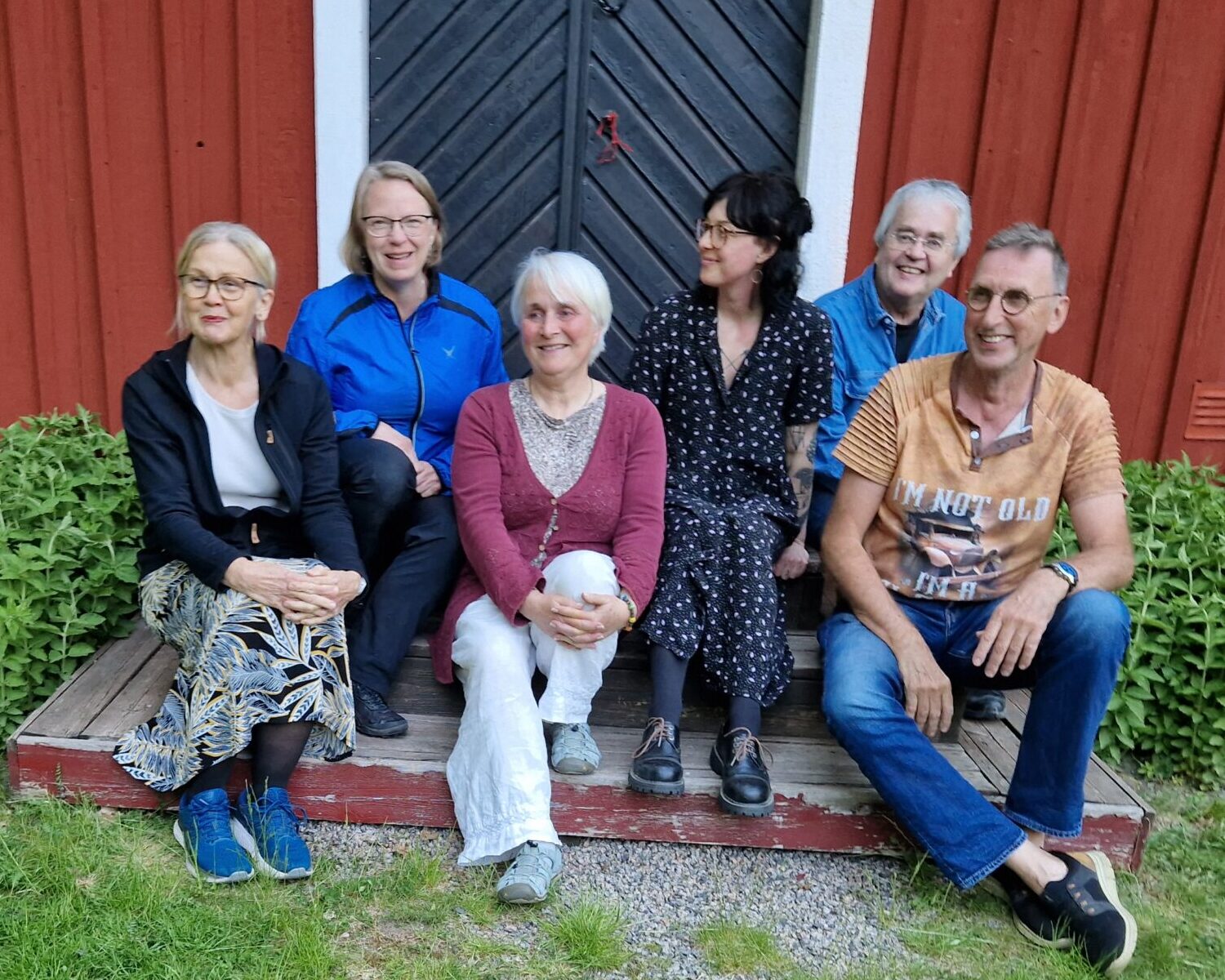 Styrelsen för Naturskyddsföreningen Vänersborg 2025-2026 sitter på trappan utanför Lillåstugan